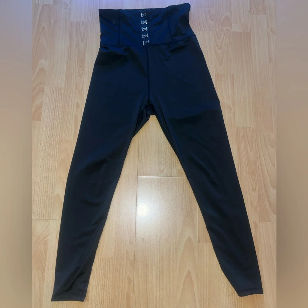 Black High-Waisted Corset hook Leggings - Picture 7 of 8